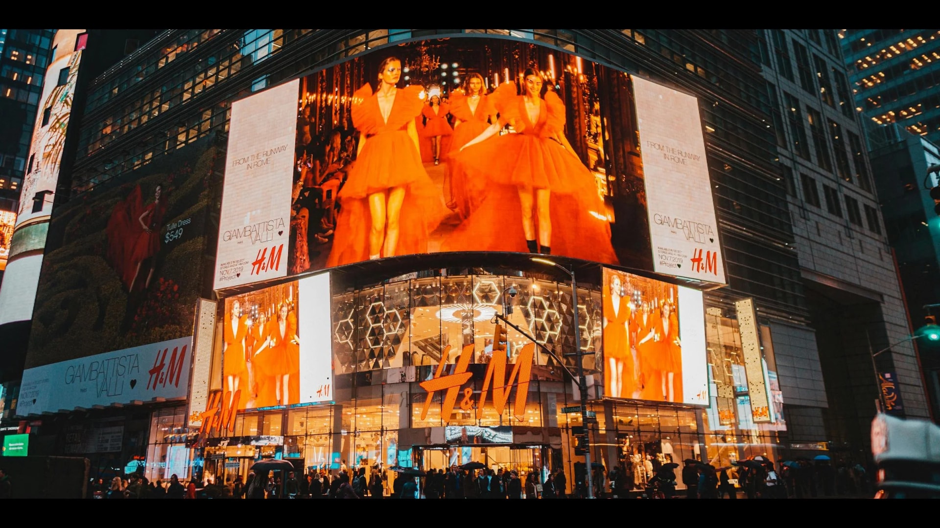 Samsung Smart Signage video wall running retail digital signage in a flagship store