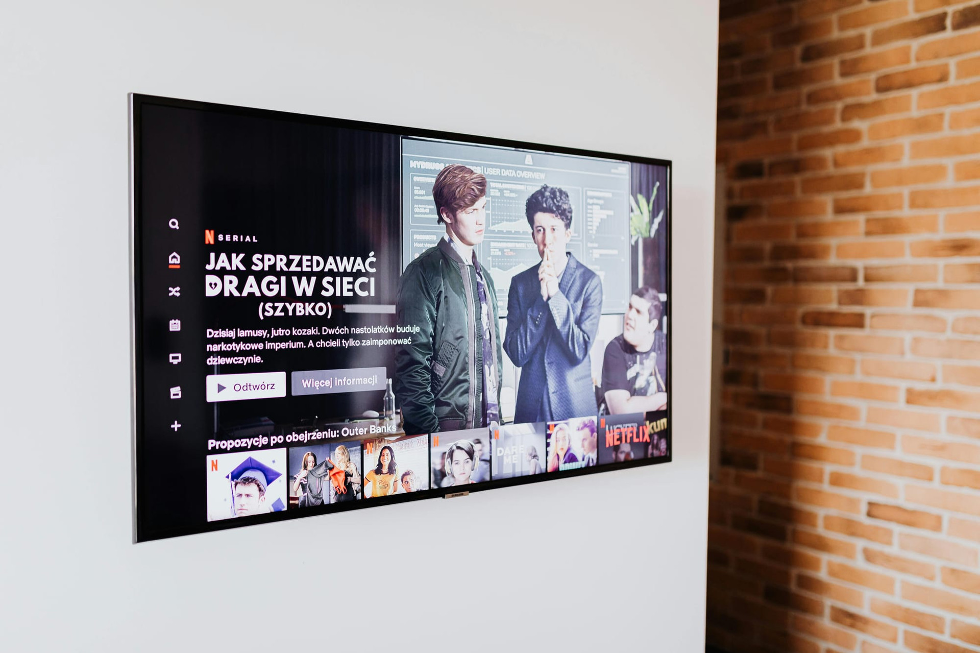 Multilingual Signage for Deskless Workforce: Overcoming Language Barriers